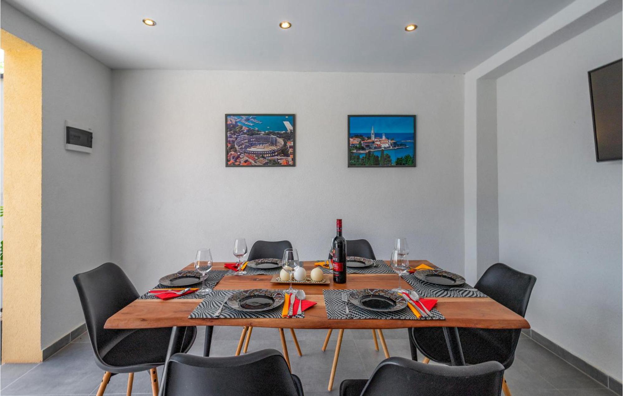 Ferienhaus 3 Bedroom Lovely Home In Porec *