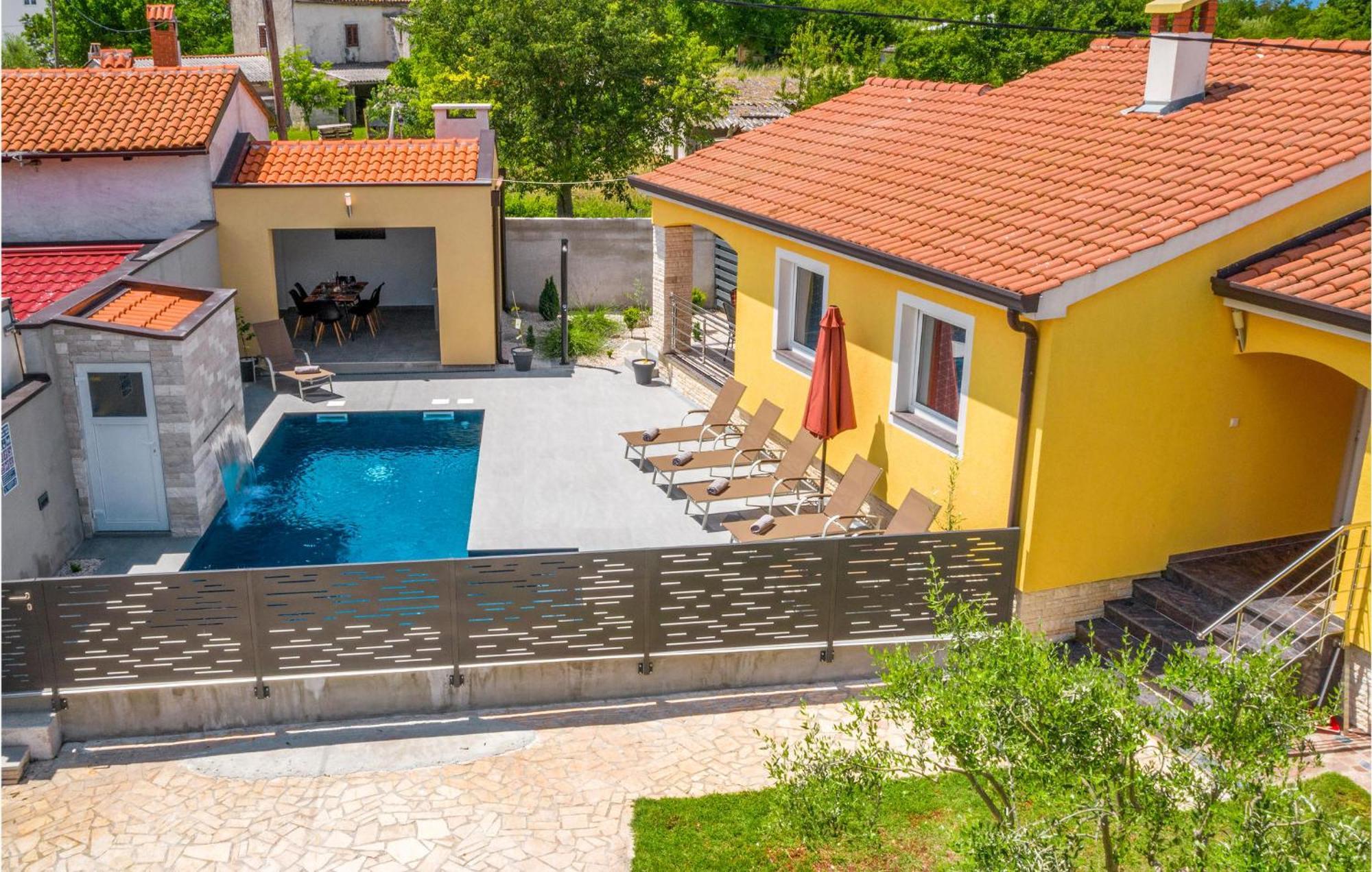 Ferienhaus 3 Bedroom Lovely Home In Porec *