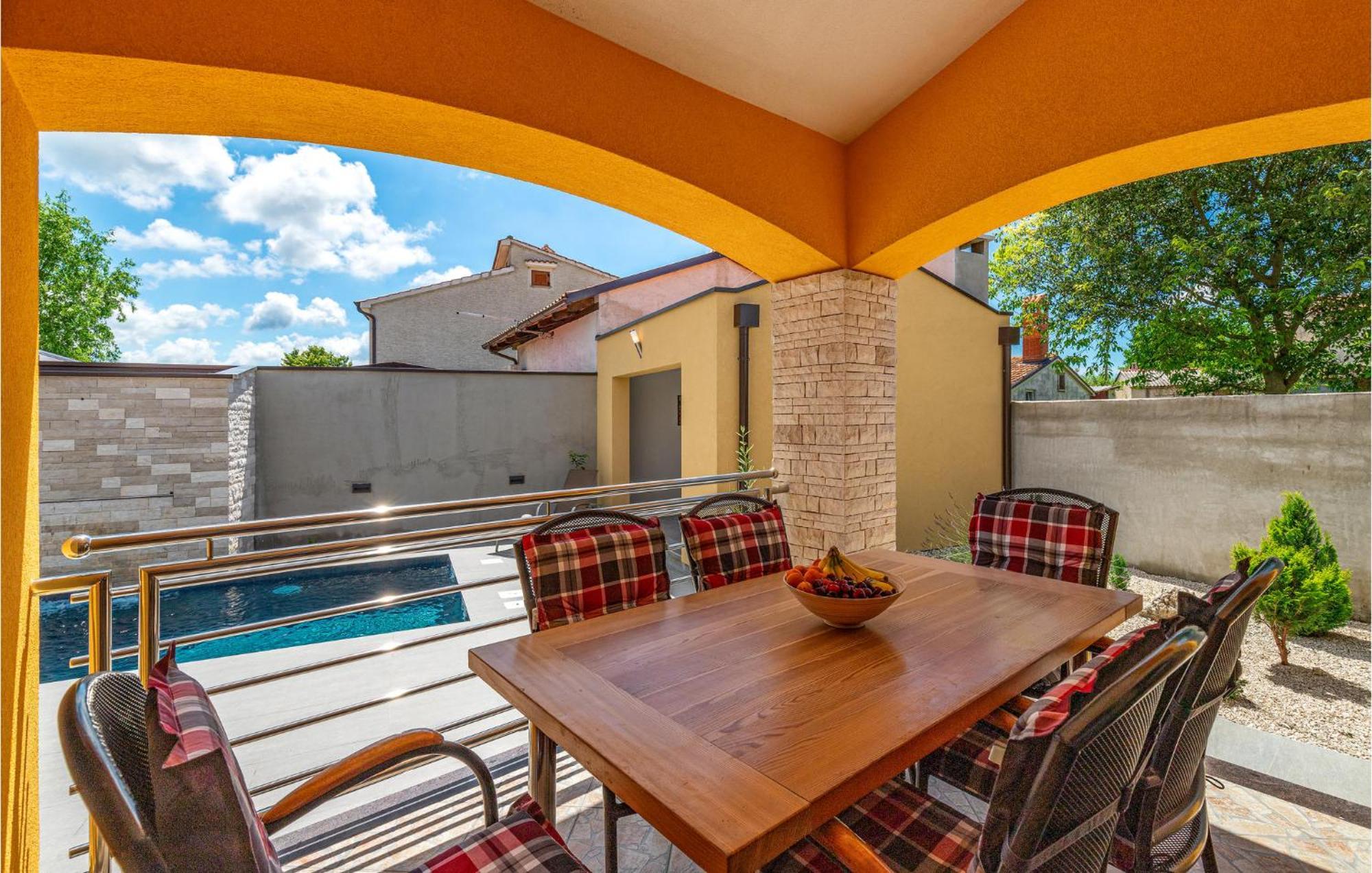 3 Bedroom Lovely Home In Porec *