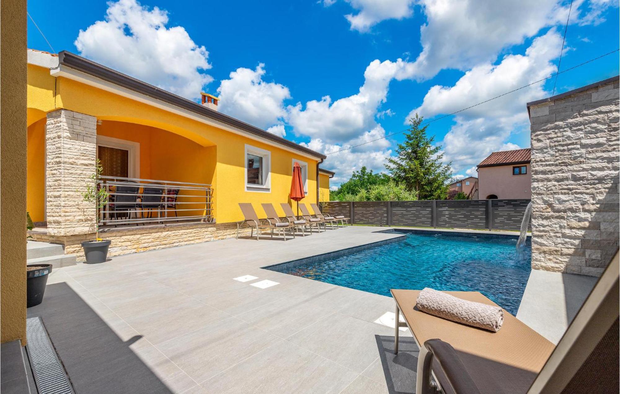 Ferienhaus 3 Bedroom Lovely Home In Porec *