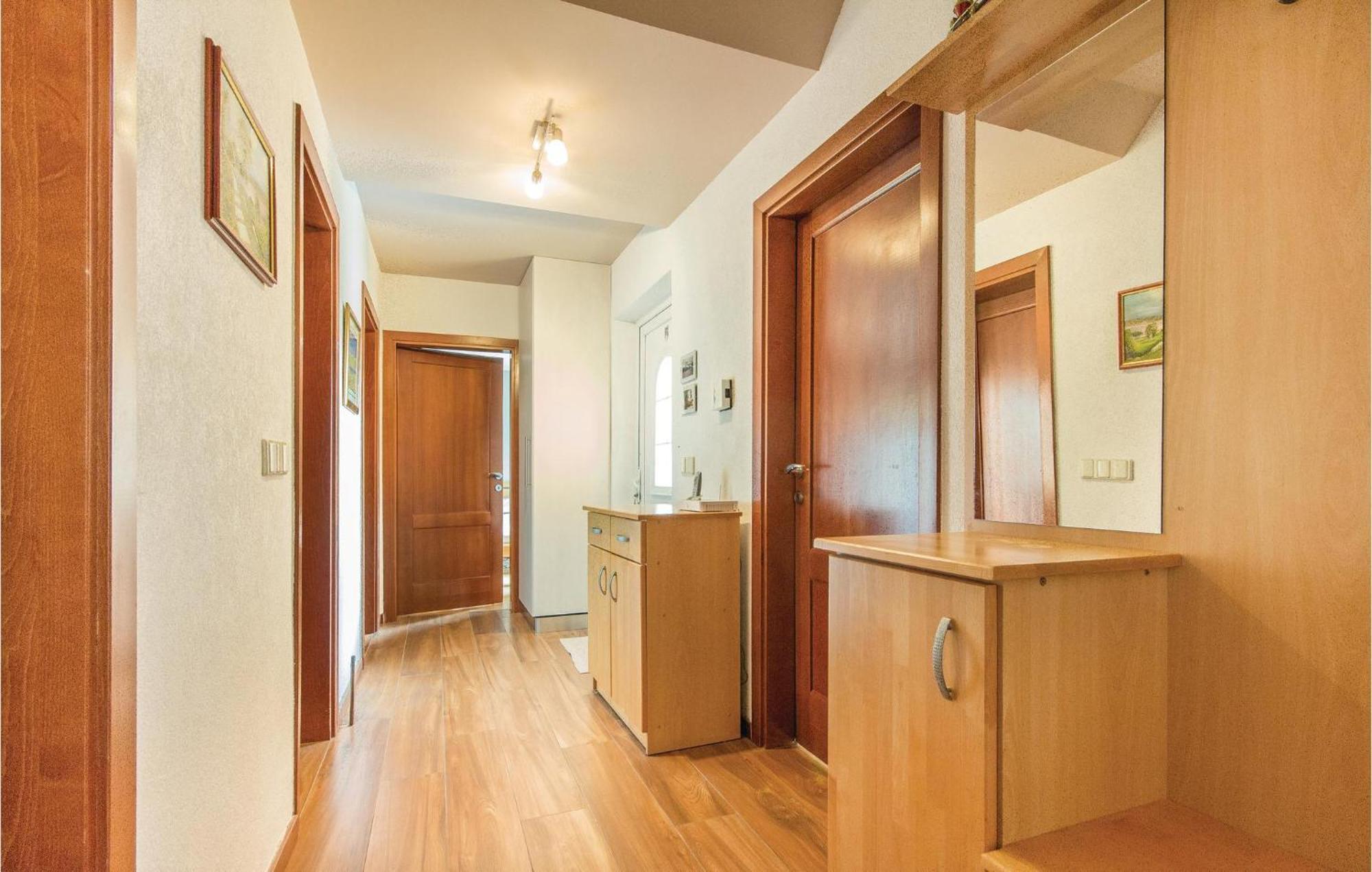 3 Bedroom Lovely Home In Porec Vikendica Porec