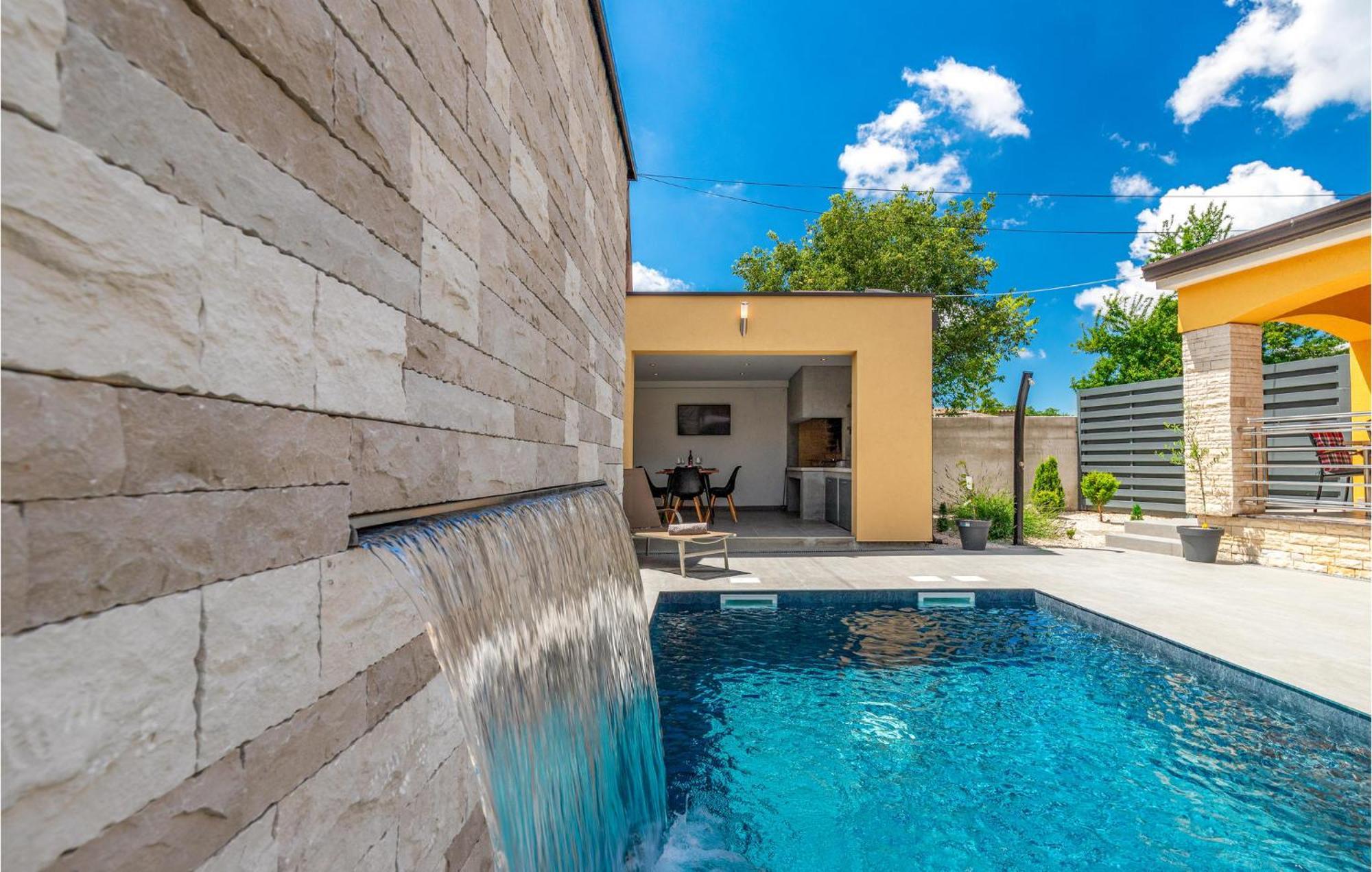 Vikendica 3 Bedroom Lovely Home In Porec *